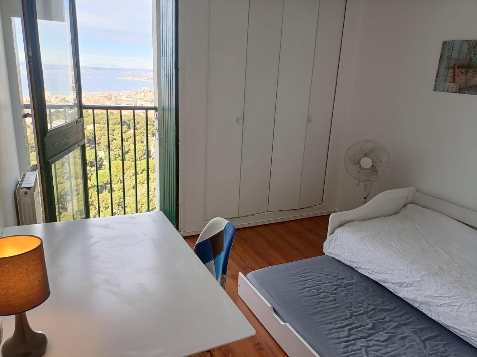**** Roy D Espagne, Up To 7 People, View In Safe **** * Marseille