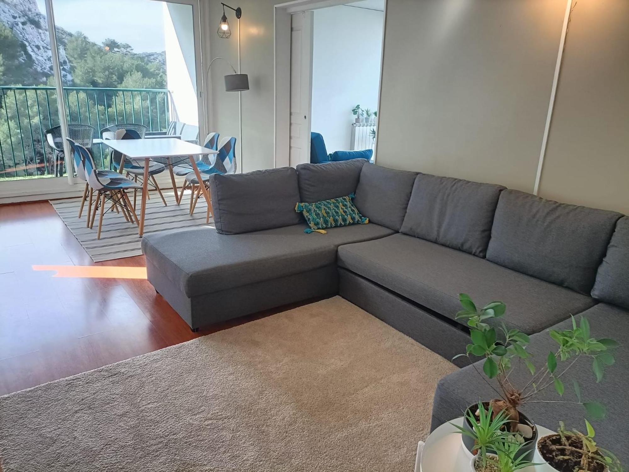 **** Roy D Espagne, Up To 7 People, View In Safe ****